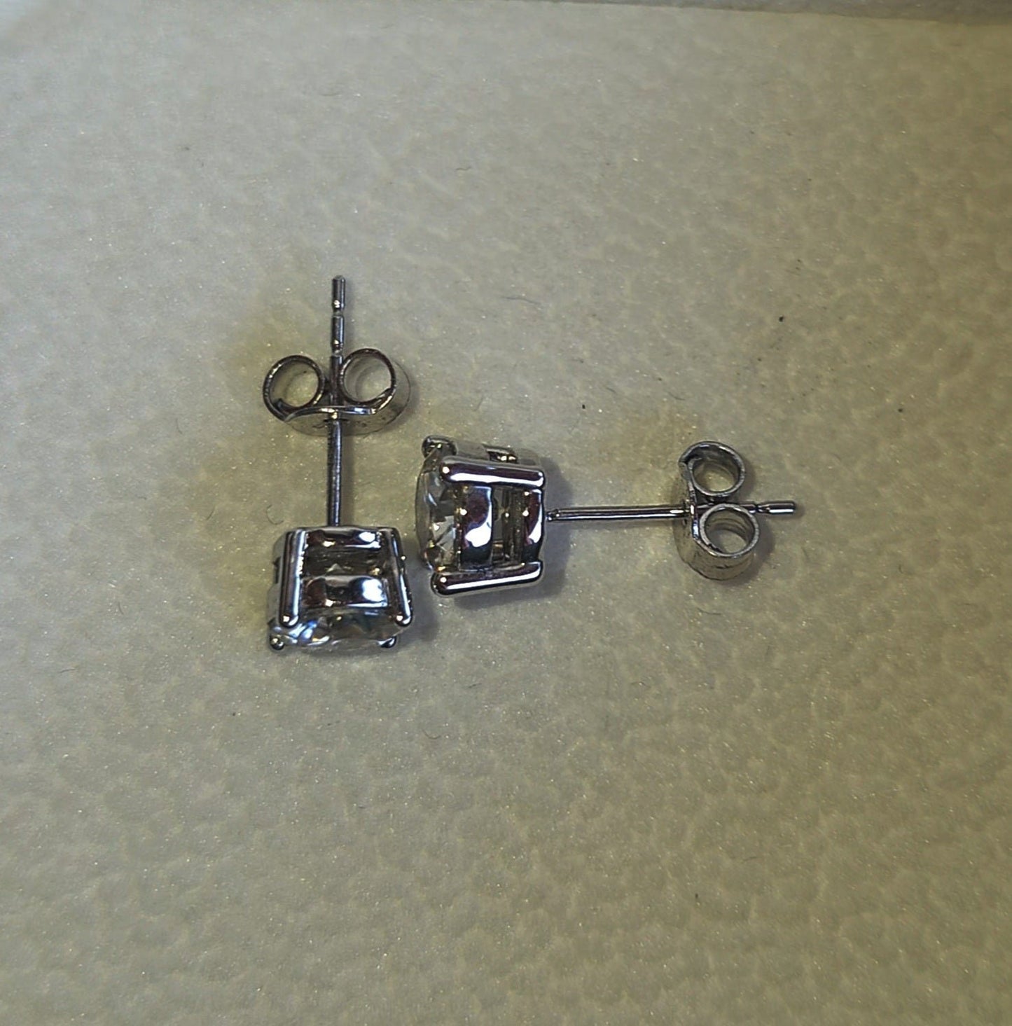 עגילי סוליטר - זהב לבן/צהוב 18K כולל סוגר 18k